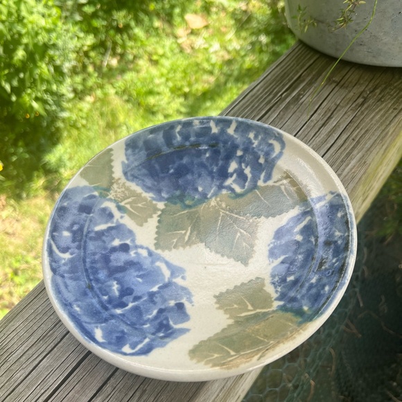 Cape Cod Chatham Pottery Hydrangea Plate 8” Width X 1.5” Height - Picture 3 of 16